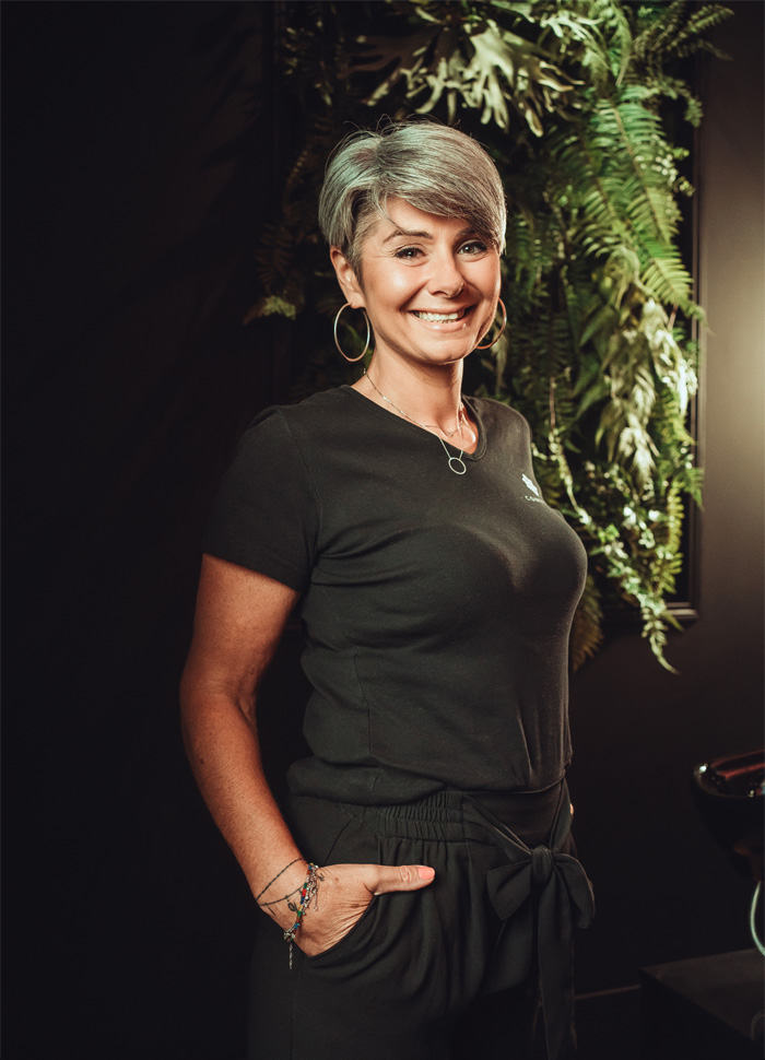 Sabrina, coiffeuse au salon Connivence Vindelle