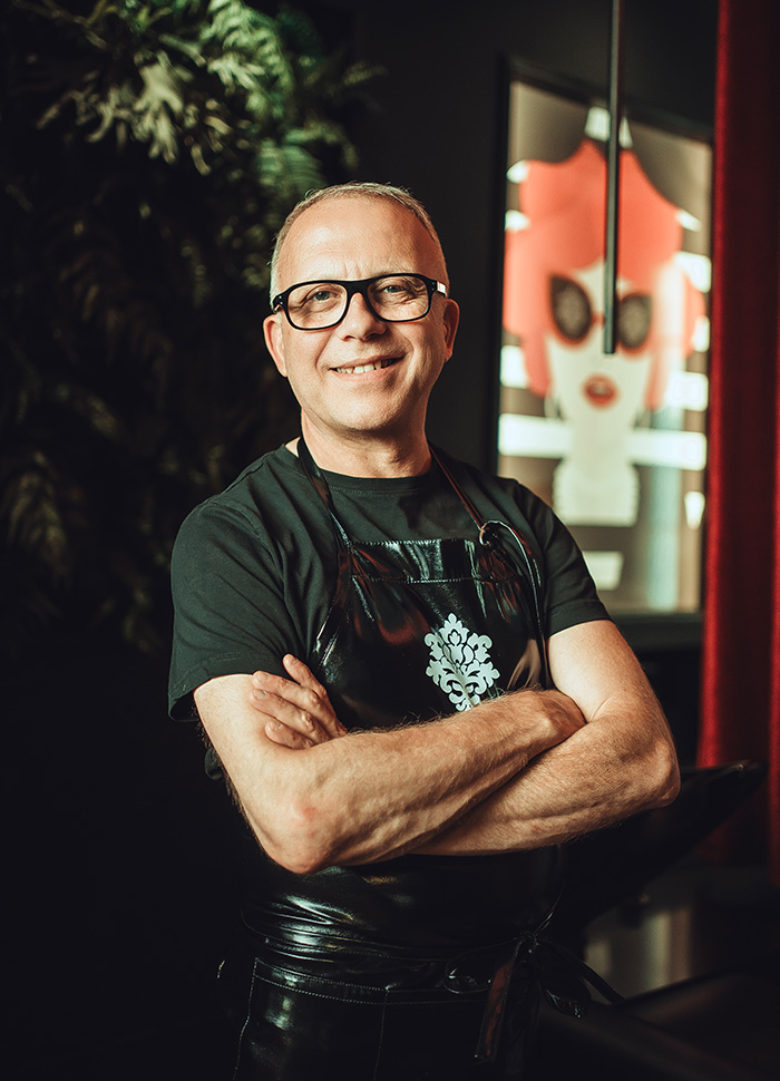 Stéphane, maître coiffeur au salon La Suite par Connivence à Bordeaux